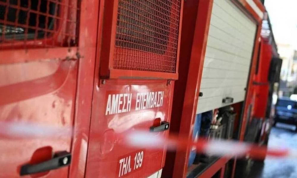 Φωτιά σε εγκαταλελειμμένο κτήριο στο κέντρο της Αθήνας – Έχει πέσει η οροφή